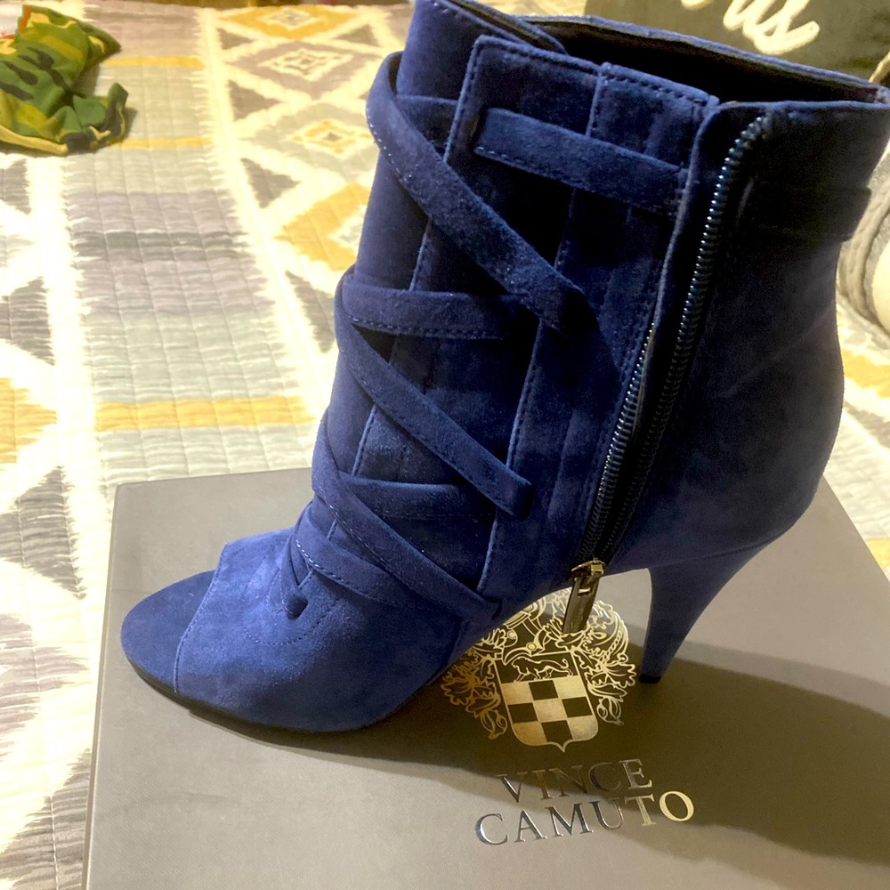Vince camuto navy blue bootie heels, size 8